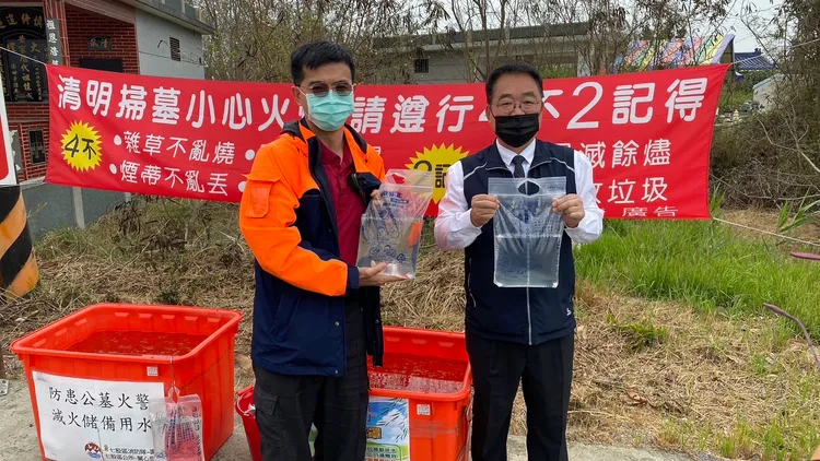 七股消防隊至公墓發放水袋。消防局提供