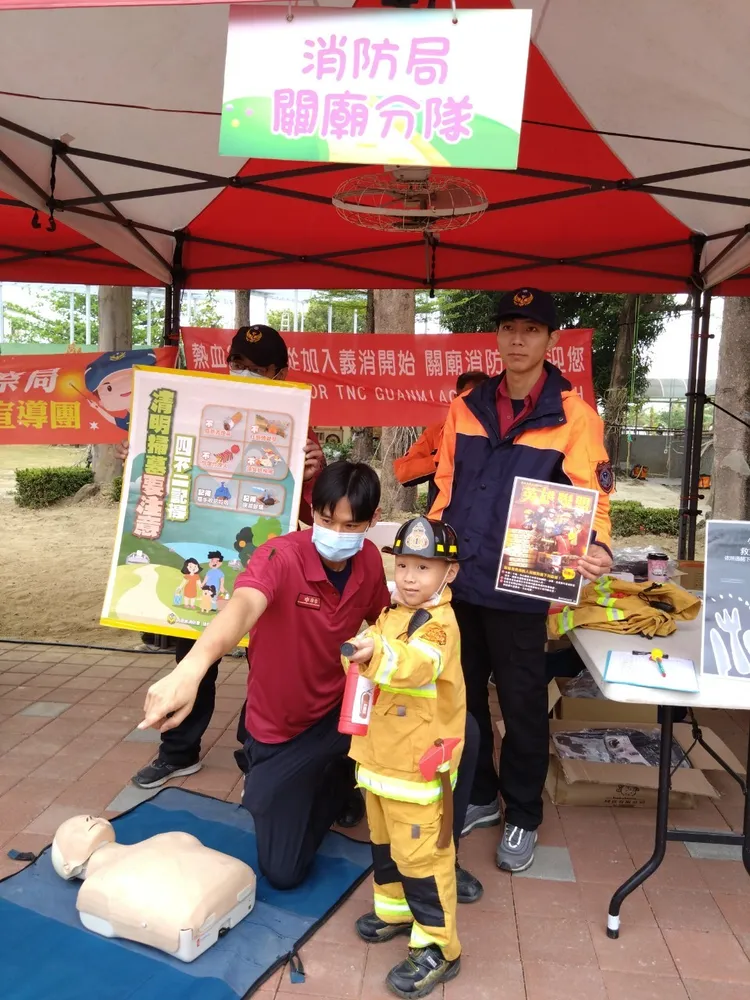 小朋友變裝賣萌。消防局提供