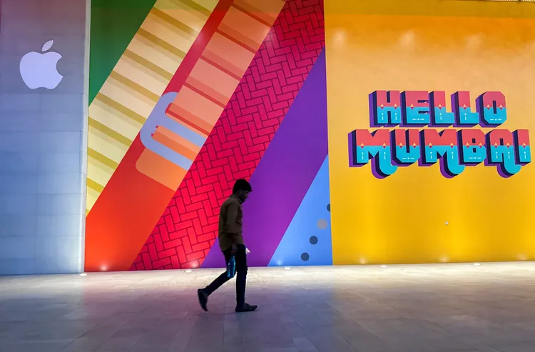 孟買民眾途經Apple即將開幕的零售店，店外一看板寫有「哈囉孟買」。路透社