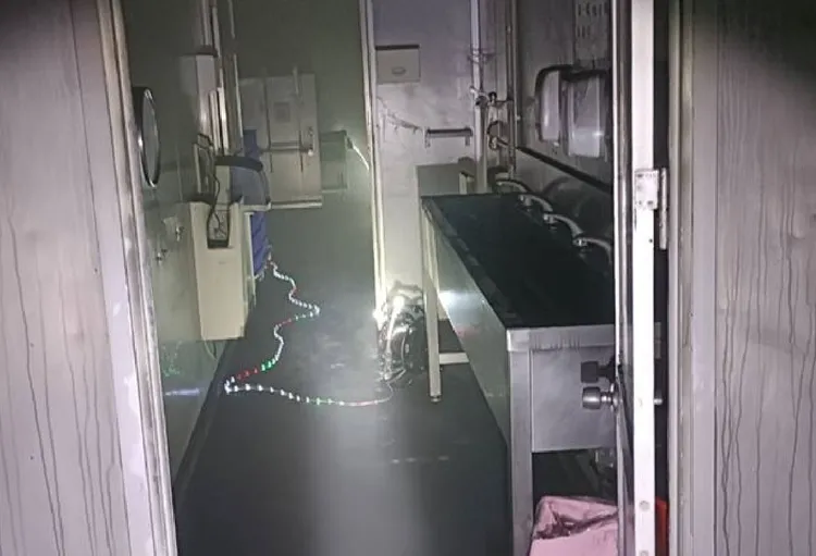 聯華食品彰化廠發生火警，消防人員在冷凍室救出15名員工。讀者提供