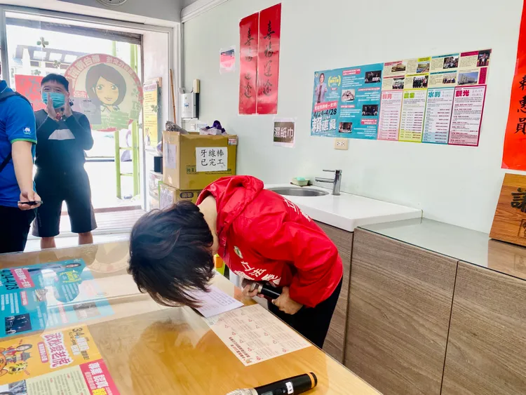 賴惠員在黨內初選勝出，鞠躬感謝支持者。王志弘攝