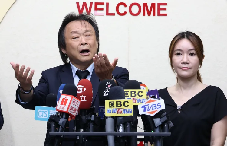 王世堅(左)感謝陳怡君(右)等議會同事，在他最困頓、最迷茫時伸出援手。莊宗達攝