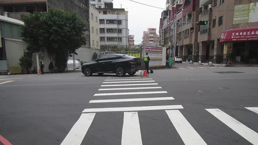 行人地獄又來了!駕駛左轉沒在讓 把斑馬線女路人撞斷骨