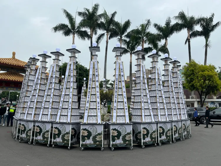 林男告別式現場，排滿超過200座白米塔。讀者提供