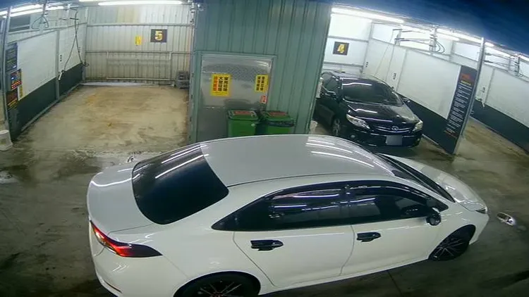 吳嫌與毒蟲交約自助洗車場交易，過程都遭警方掌握。讀者提供