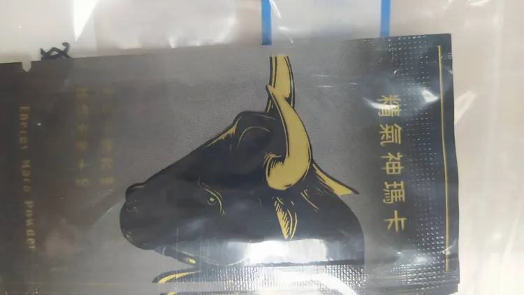 吳嫌還販售印有精氣神馬卡的毒咖啡包。讀者提供