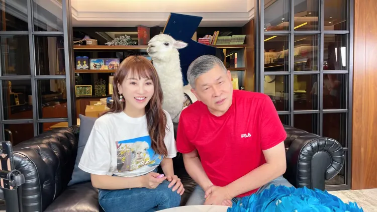 王宥忻（左）邀請澎恰恰直播。固裡狗提供
