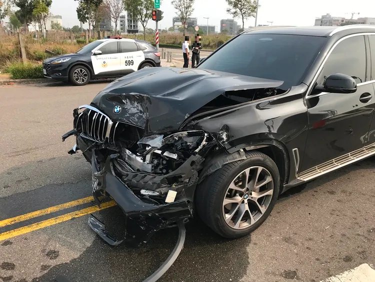BMW休旅車頭被撞到幾乎全毀。讀者提供