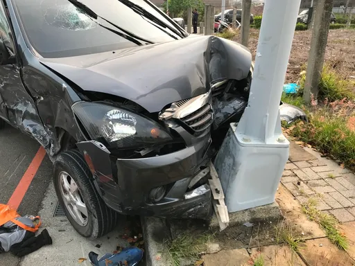 客貨車狠撞BMW波及機車　駕駛竟然棄車逃逸！落跑原因曝光