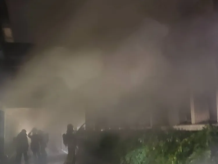 現場濃煙密布。新北消防局提供