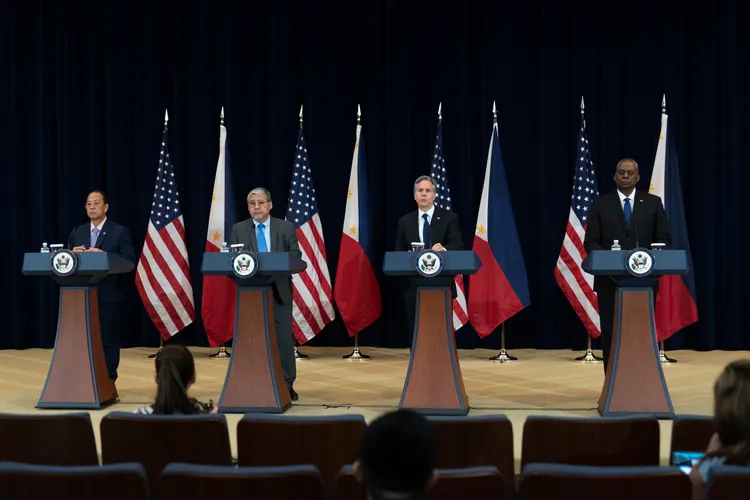 美國國務卿布林肯（右二）、國防部長奧斯汀（右一）與菲律賓外交部長馬納羅（左二）、國防部代理部長加維斯（左一）召開2+2部長級對話。美聯社