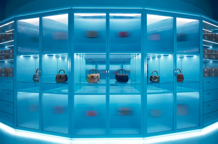 進入Gucci Cosmos典藏展的「典藏館Archivio」世界，就是探索品牌最具代表性包款的起源。品牌提供