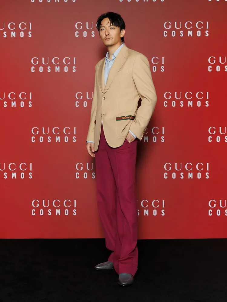 張震穿著米色西裝外套搭配紅長褲，展現義式紳士風采。品牌提供