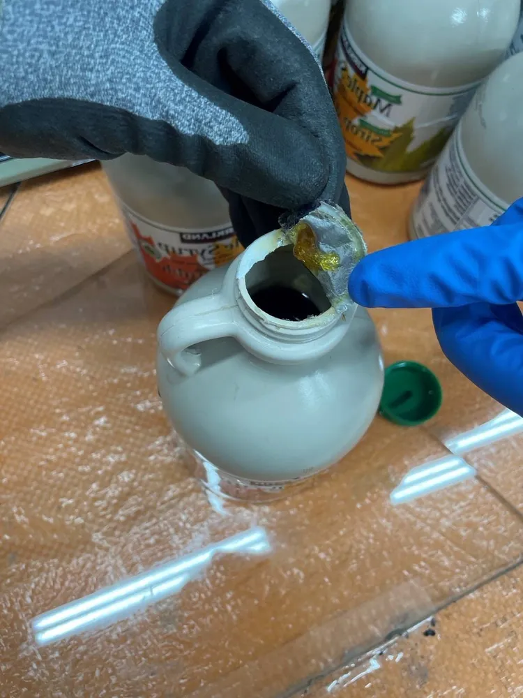 「楓糖漿」內藏毒品大麻膏。翻攝畫面