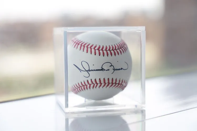 李維拉簽名球。市府提供