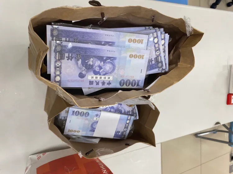 警方準備假鈔讓被害人去交付現場，收錢時一舉成擒。警方提供