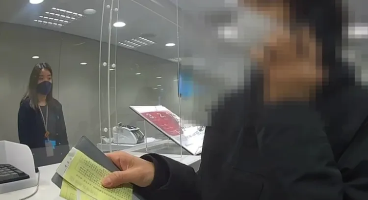 洪女與詐騙集團通話。翻攝畫面