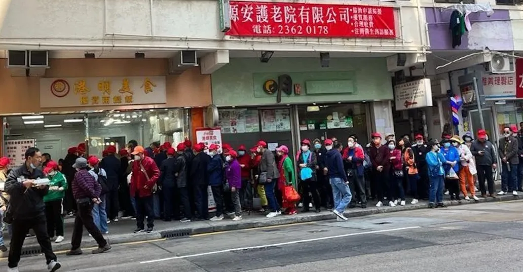 中國低價遊港團在香港平價餐廳外,排隊等候價錢為港幣30元(約台幣120元)的「兩餸飯」。翻攝香港LIHKG論壇