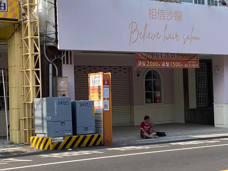 小男孩先是盤腿。黃先生提供