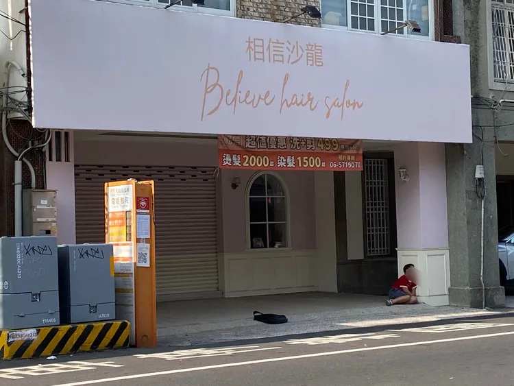 拋下書包靠著柱子呼呼大睡。黃先生提供