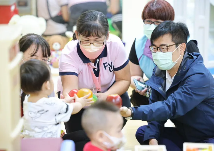 市府推動公托，協助年輕父母照顧幼兒。資照