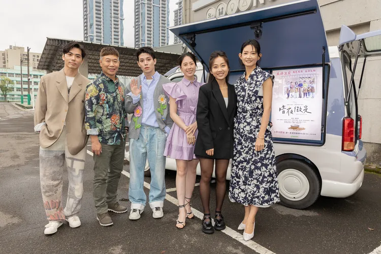 巫宗翰（左起）、朱陸豪、陳廷軒、蔡亘晏、楊富江、吳奕蓉和應援餐車合影。客台提供