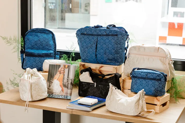 春季新品中也包含多款Monogram系列印花包款。品牌提供