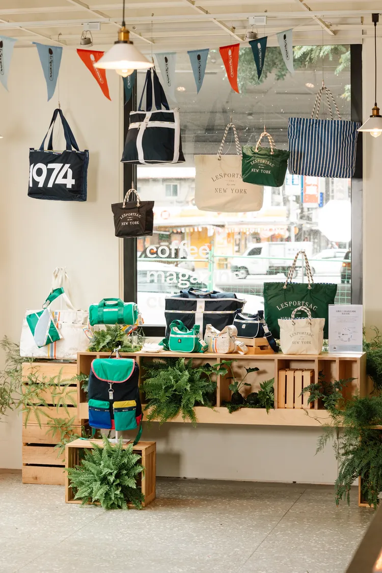 LeSportsac今在台舉辦春季新品發表，不僅凸顯了本季「Renewal新生」主題，綠意盎然的空間，亦揭示了品牌自2020年起便積極經營的永續核心。品牌提供