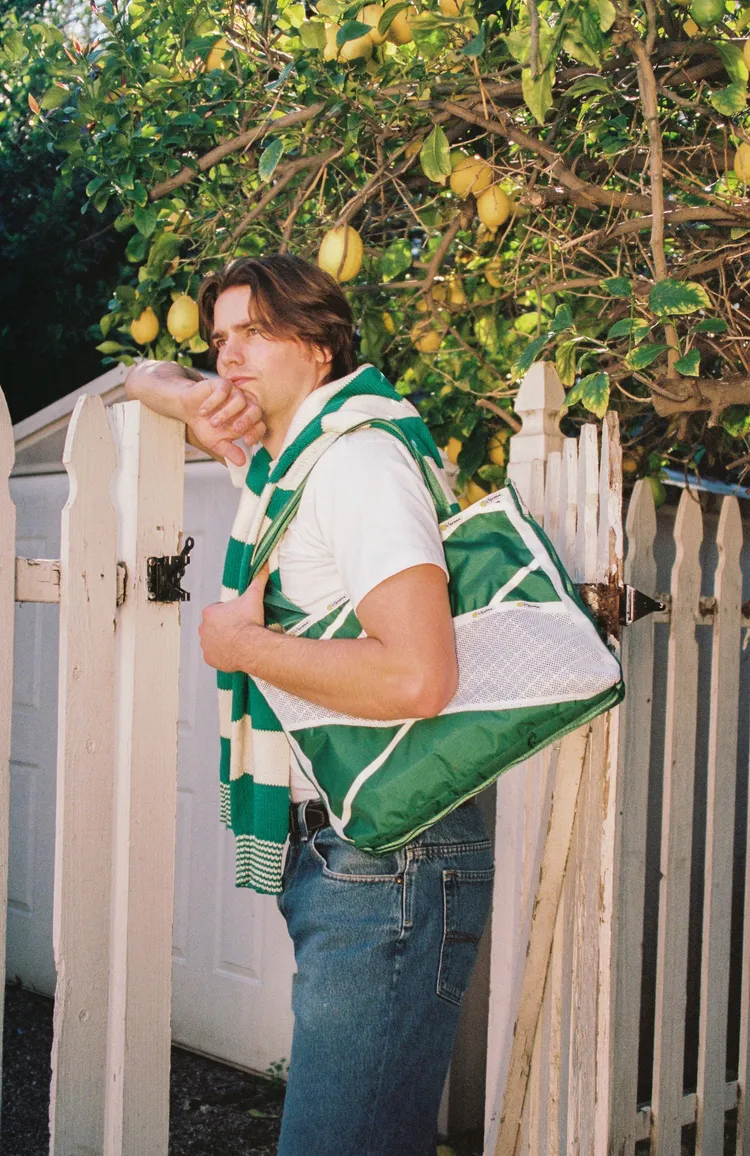 彩虹系列網球場網紗托特包，9800元。品牌提供