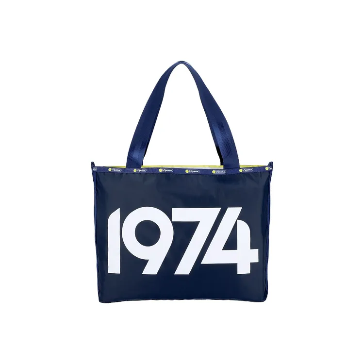 彩虹系列LeSportsac 1974水手藍經典托特包，7500元。品牌提供