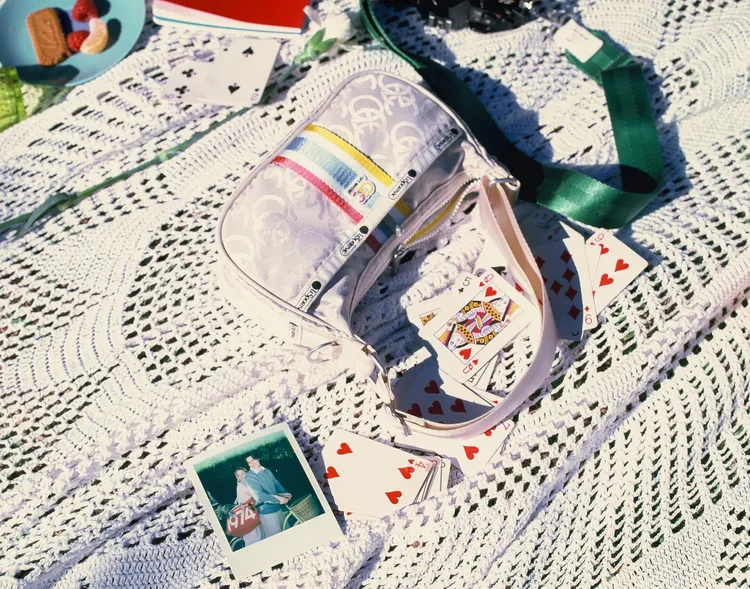 LeSportsac春季新品中，有80％純色及印花包款，均使用全新再生材質打造。品牌提供