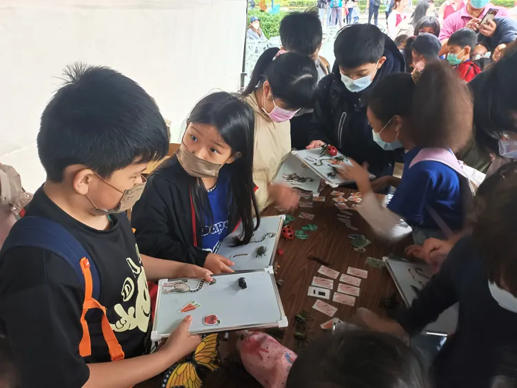 小朋友藉由動手遊戲認識動物。六福村提供