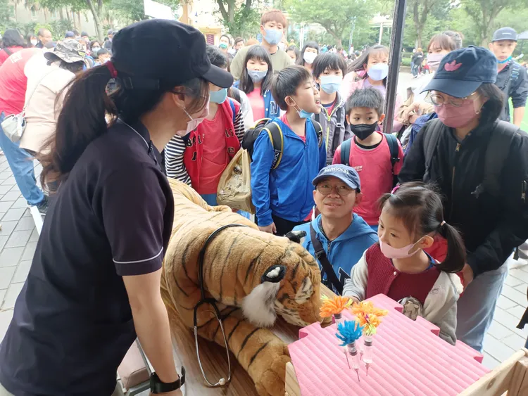 獸醫用模型引領學童認識動物。六福村提供