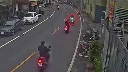 陳男(紅圈處)騎到對向車道。中和警分局提供