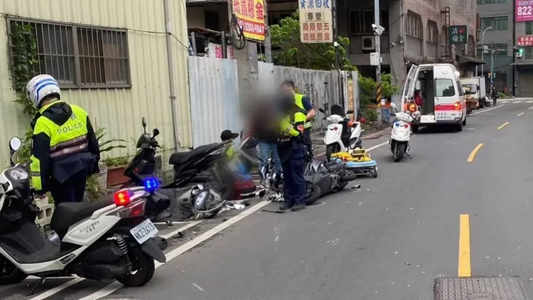 救護車趕抵將2人送醫。中和警分局提供