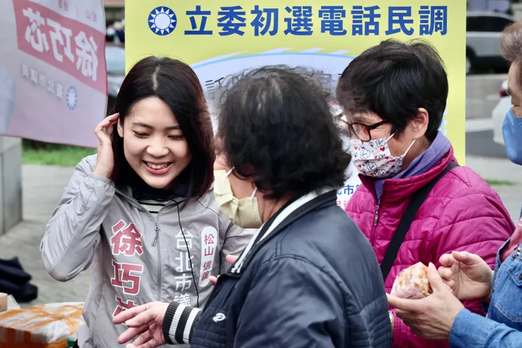 徐巧芯(左)今下午拜票。林林攝