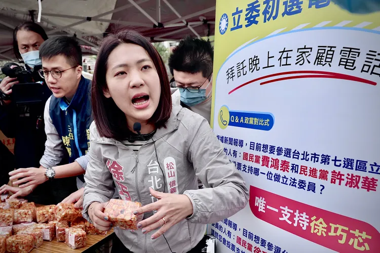 徐巧芯(左)今下午拜票。林林攝