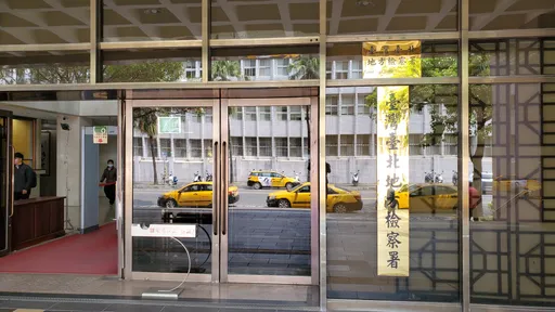 居酒屋用餐「腳滑劈腿」骨盆骨折　她怒控店家地面有油漬！結果出爐