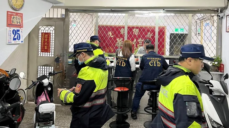 淡水警方稽查轄內當鋪業者。淡水警分局提供