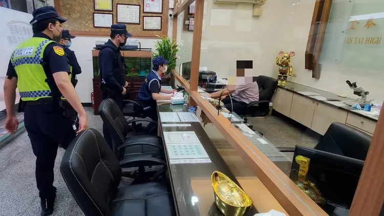 樹林警方前往轄內當鋪清查。樹林警分局提供
