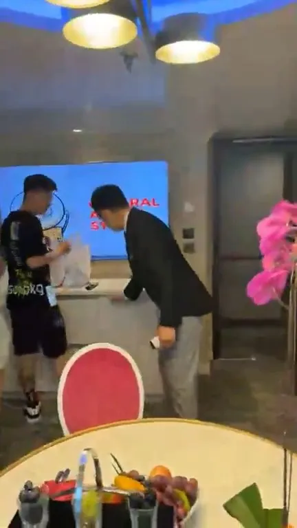 房間還有大餐桌。引自廖老大臉書