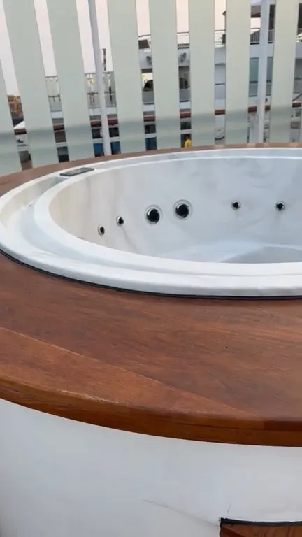 陽台上的露天按摩浴缸。引自廖老大臉書