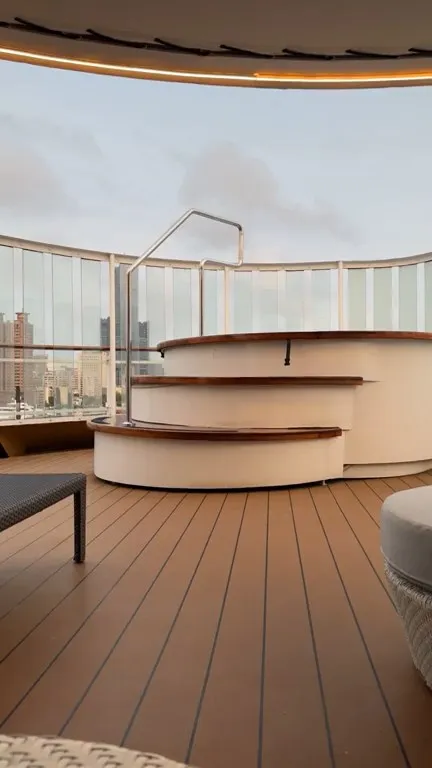 廖老大入住的頂級遊輪房間有私人陽台和露天按摩浴缸。引自廖老大臉書