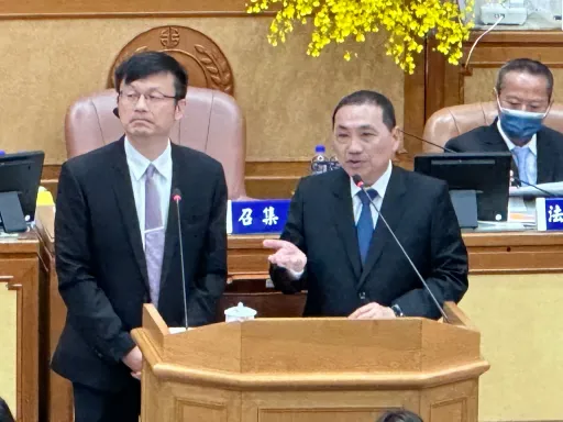 侯友宜妙喻「杯子與水」!大家都想到了他 作家一句激共鳴:就怕他把水倒掉了