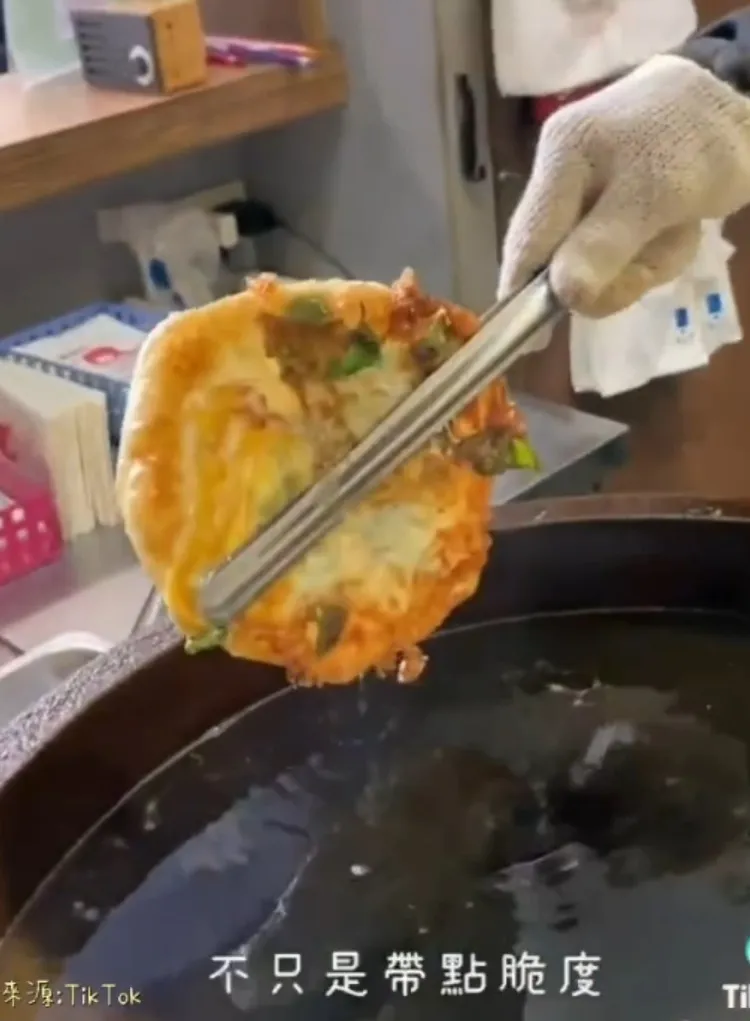 外皮酥脆加上小魚乾辣椒，層次堆疊口感絕佳！TikTok@maysun_boy 提供