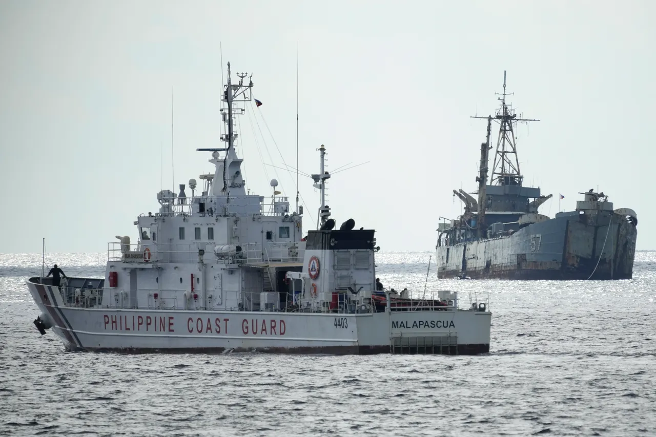 馬拉帕茲瓜號與菲律賓海軍「馬德雷山」號軍艦(右)在南海航行。美聯社