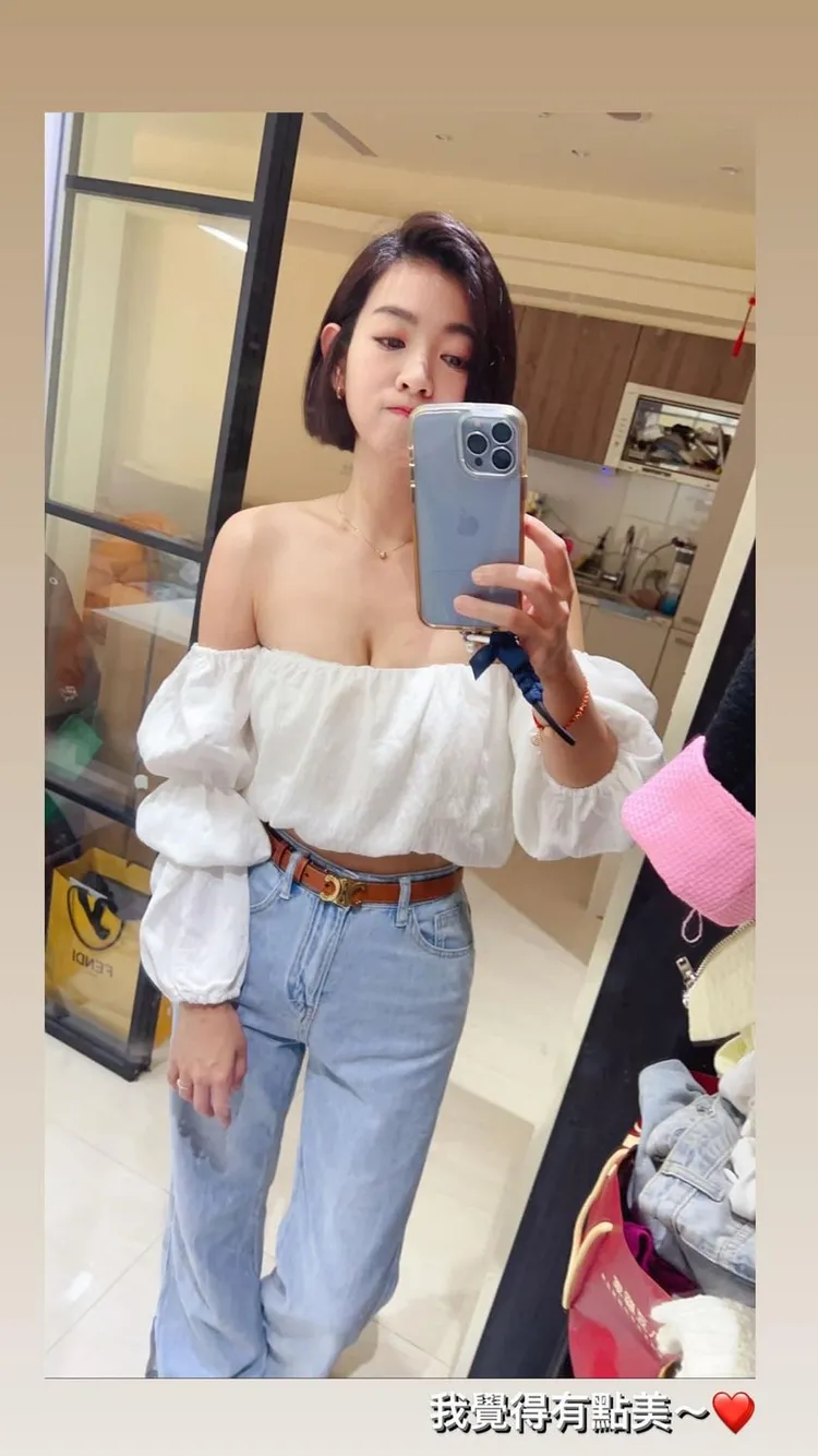 米可白身穿白色低胸小露美胸曲線，發文寫下「照片的我 有點美」，引發粉絲暴動。翻攝米可白臉書