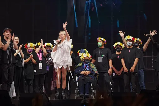 張惠妹高雄最後1夜首度安可加唱神曲 媽媽坐輪椅登台場面催淚