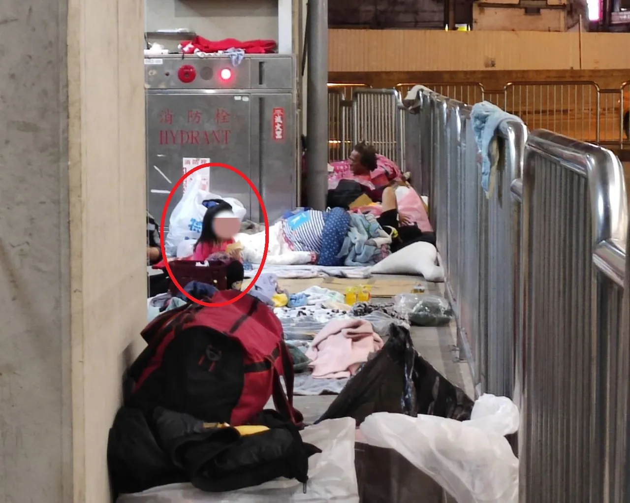 小朋友坐在街友平時睡覺的地方。張芬郁辦公室提供
