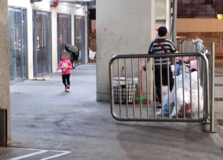 張芬郁發現小朋友在火車站街友聚集處跑來跑去。張芬郁辦公室提供